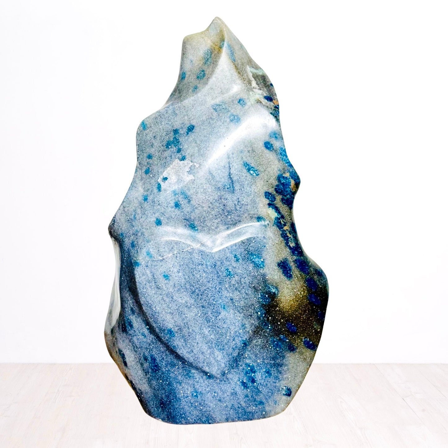 Blue Quartzite Freeform Sculpture from Madagascar with Heart and Serpent Carved Motifs – Flow of Earth & Ocean - KREATEUR MIAMI