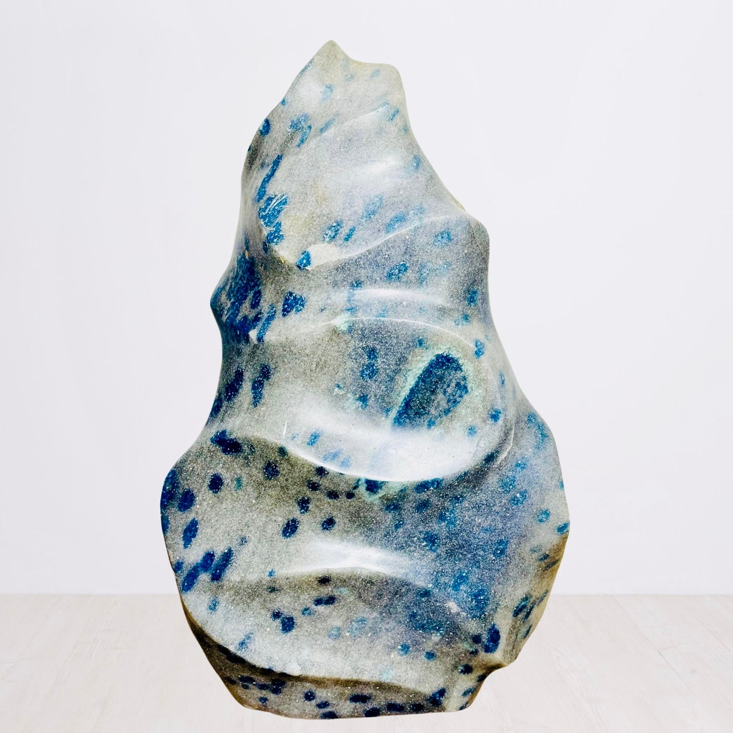 Blue Quartzite Freeform Sculpture from Madagascar with Heart and Serpent Carved Motifs – Flow of Earth & Ocean - KREATEUR MIAMI