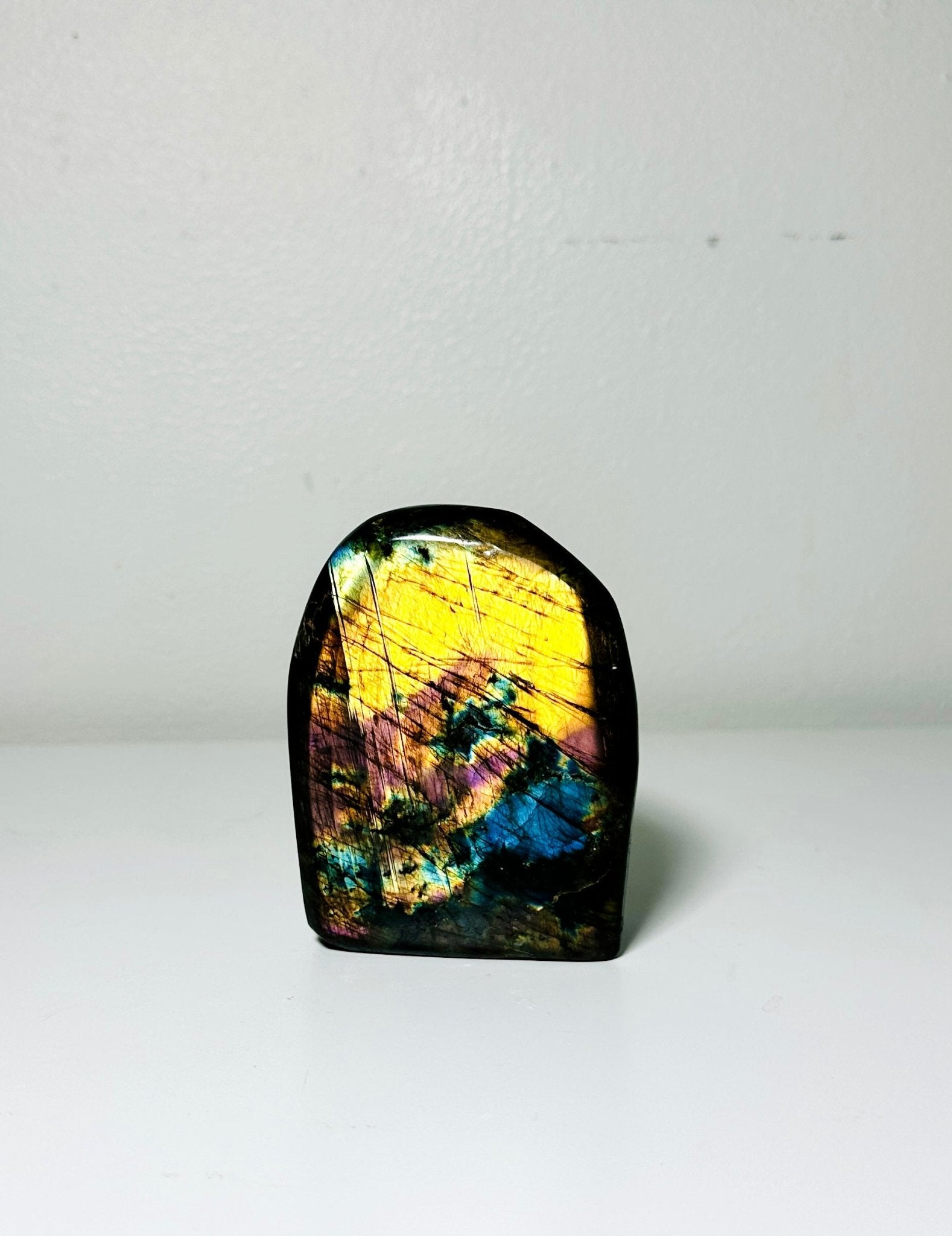 La mystique et l'engouement autour de la labradorite : pourquoi ce cristal abondant continue-t-il de captiver ? - KREATEUR Miami crystal education guide