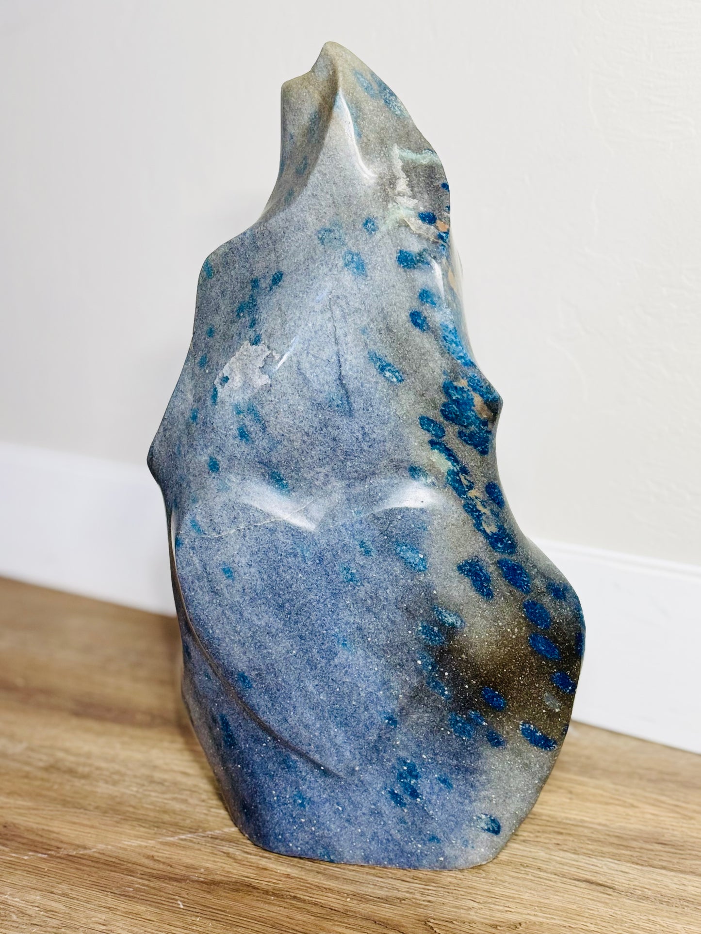 Polished Blue Quartz Flame with Heart & Serpentine Back – Sculptural Crystal (Approx. 30-40 lbs / 13.5-18 KG) – Healing Stone for Display & Energy Work