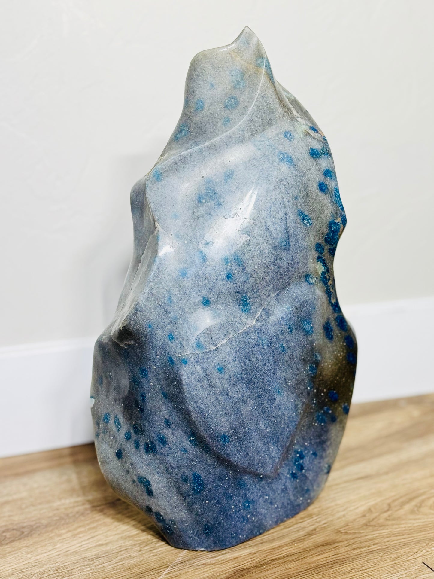 Polished Blue Quartz Flame with Heart & Serpentine Back – Sculptural Crystal (Approx. 30-40 lbs / 13.5-18 KG) – Healing Stone for Display & Energy Work