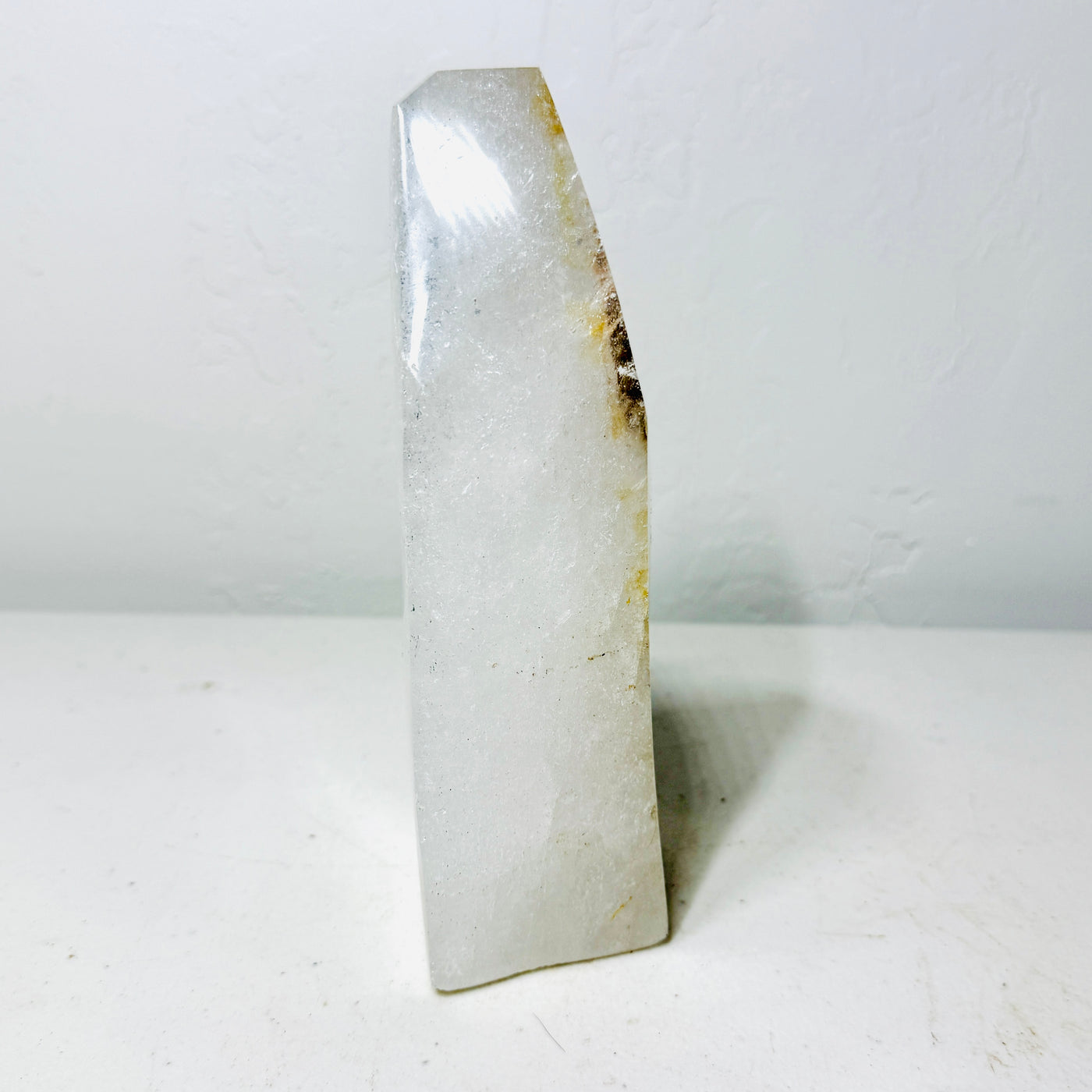 Cristal de quartz de rêve semi-poli, forme libre unique, avec inclusions pailletées – 1,5 kg