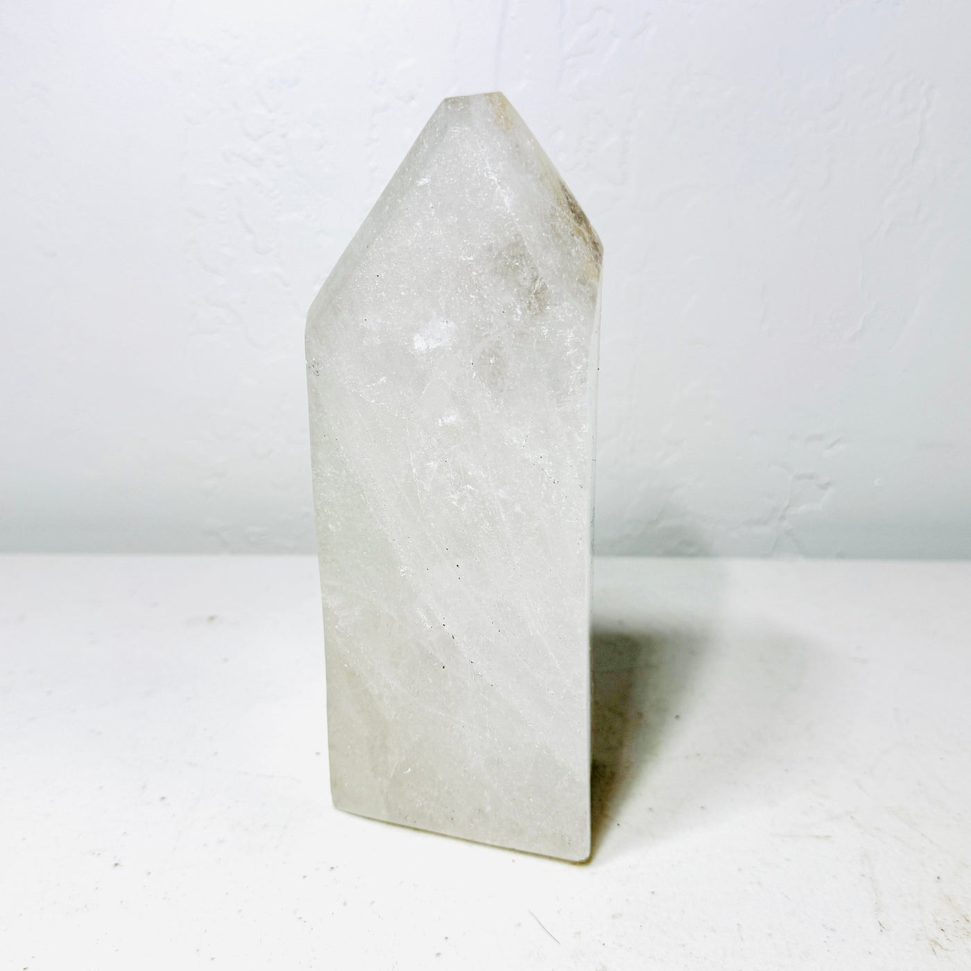 Cristal de quartz de rêve semi-poli, forme libre unique, avec inclusions pailletées – 1,5 kg
