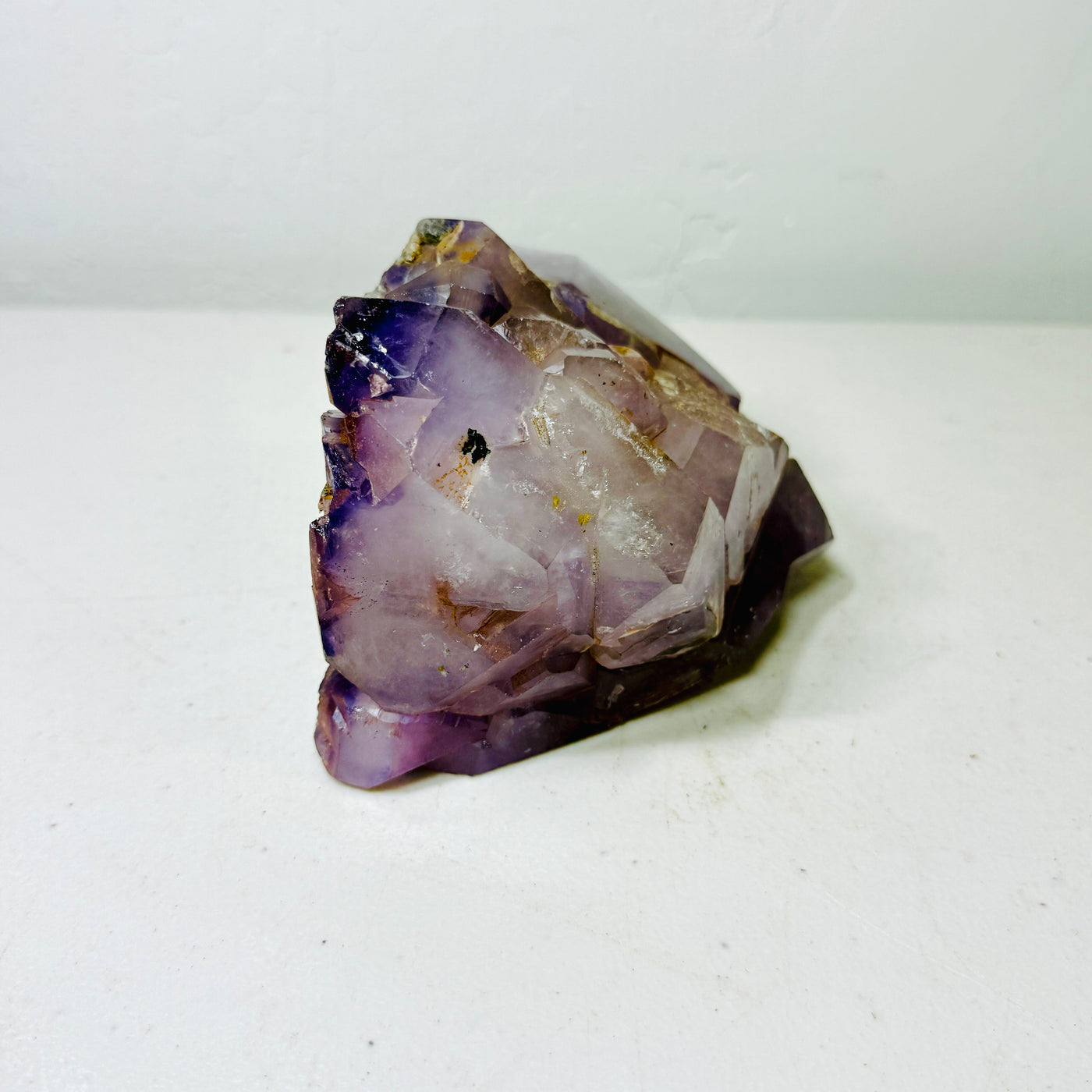 Forme libre unique en cristal d'améthyste semi-brute avec des caractéristiques organiques et des inclusions naturelles – 1,6 kg