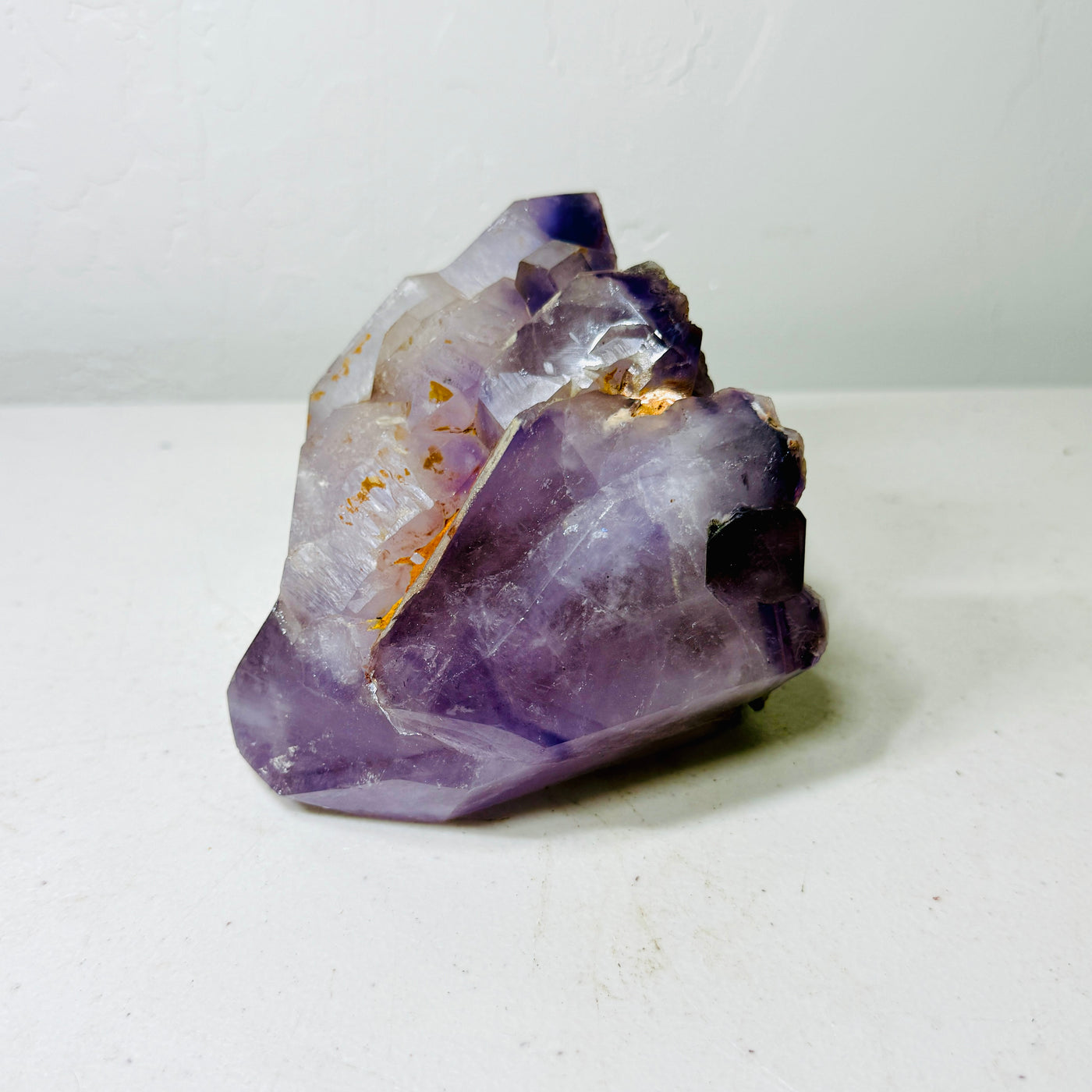 Forme libre unique en cristal d'améthyste semi-brute avec des caractéristiques organiques et des inclusions naturelles – 1,6 kg