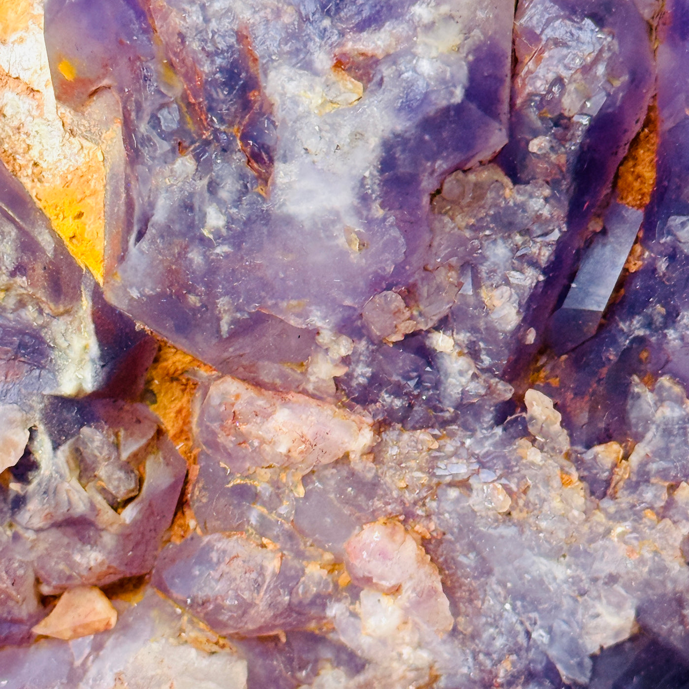 Forme libre unique en cristal d'améthyste semi-brute avec des caractéristiques organiques et des inclusions naturelles – 1,6 kg