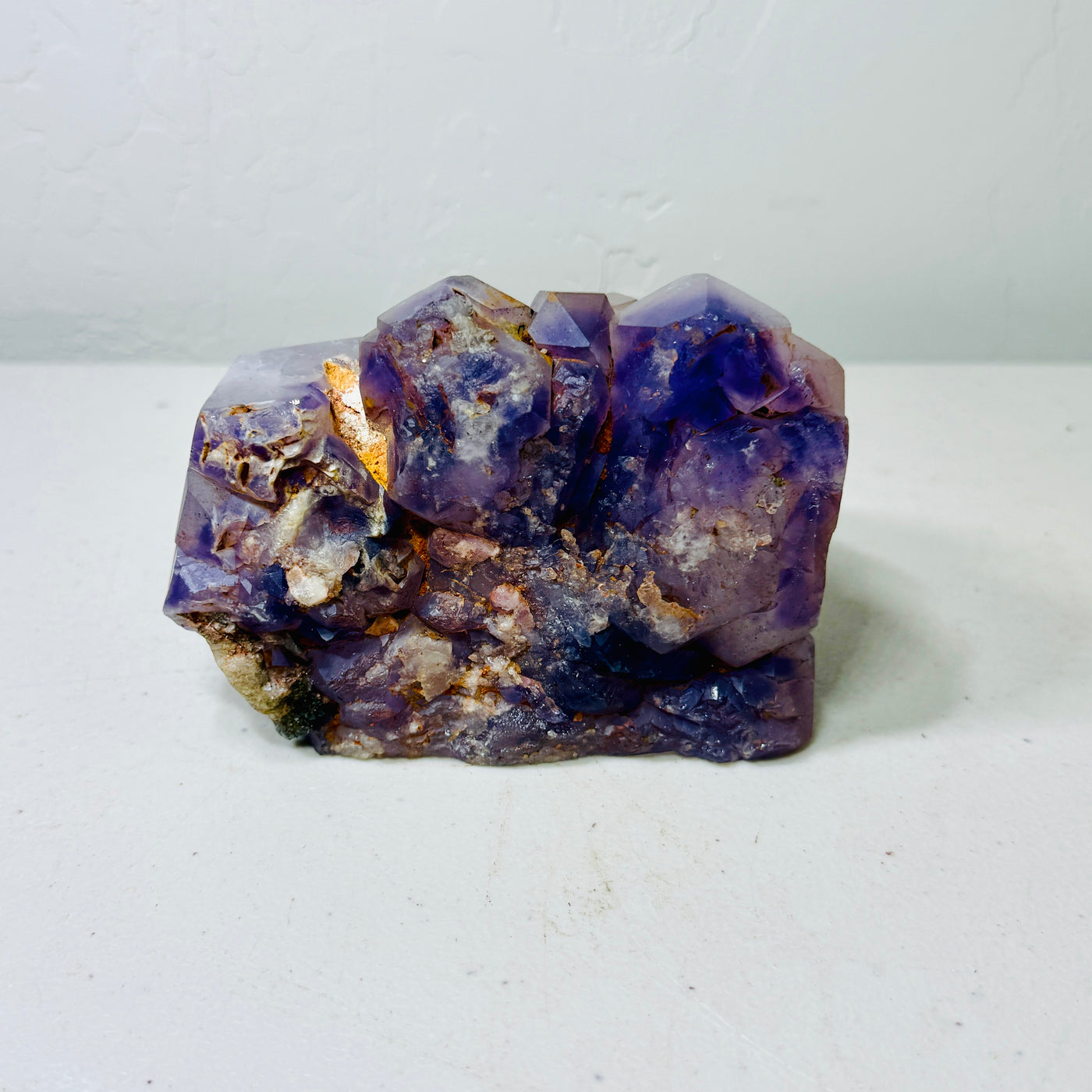 Forme libre unique en cristal d'améthyste semi-brute avec des caractéristiques organiques et des inclusions naturelles – 1,6 kg