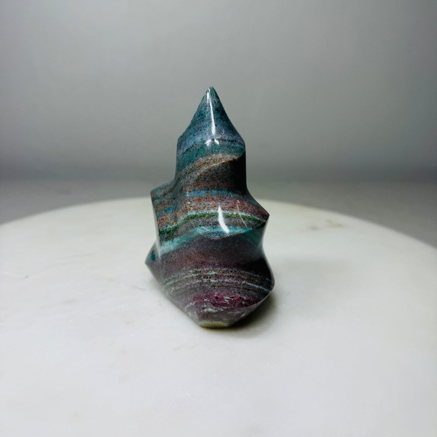 Sculpture flamme en jaspe mystère – Pièce maîtresse polie sélectionnée à la main (pas de sélection de sous-variété)