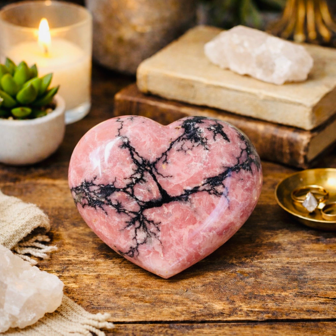 Cœur en rhodonite sculpté – Pierre polie unique