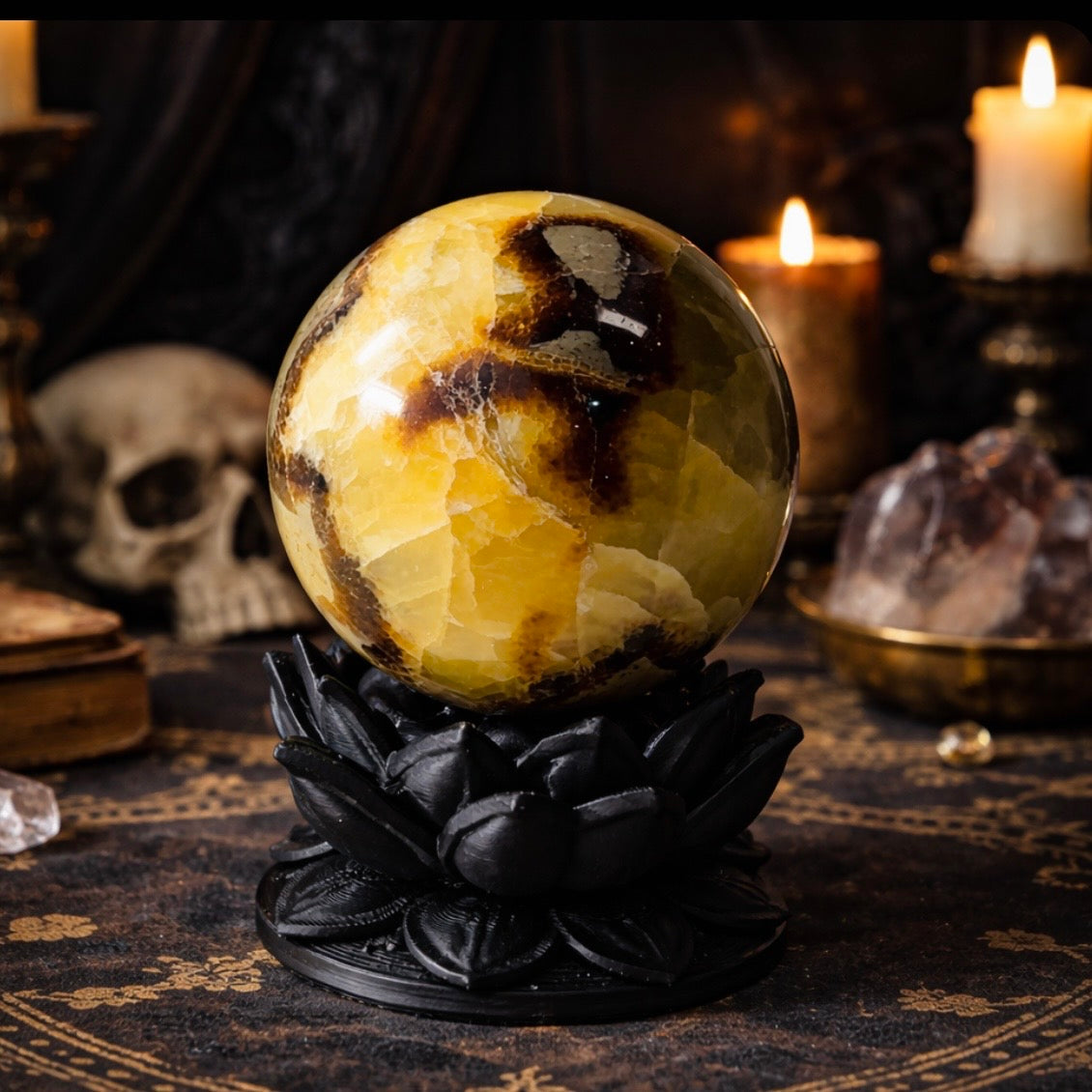 Support de boule de cristal Lotus sombre éthéré avec sphère en pierre de dragon septariaire