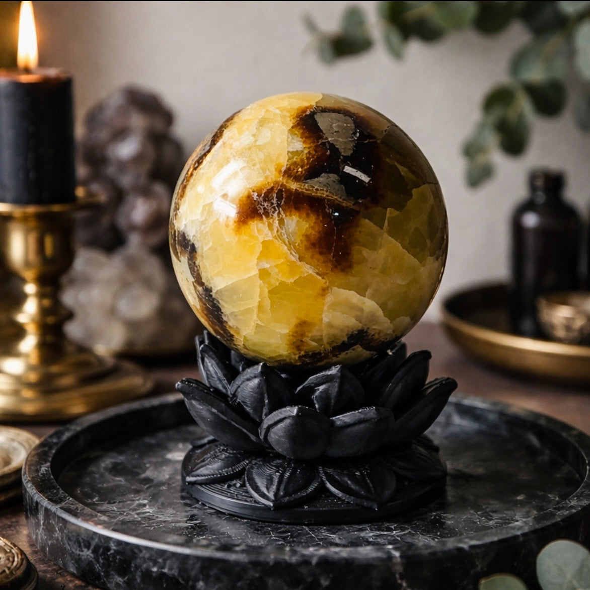 Support de boule de cristal Lotus sombre éthéré avec sphère en pierre de dragon septariaire