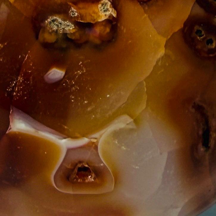 One-of-a-Kind Banded Carnelian Agate Sphere with Natural Cavities — 3.1 lb — média du produit 4